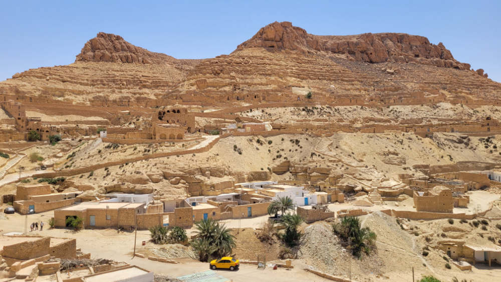 Montagnes et village berbères dans le sud
